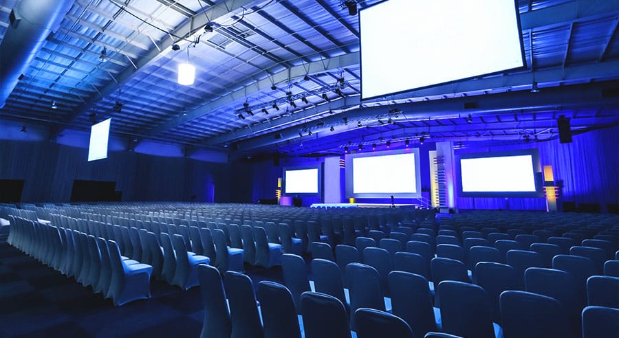 Leerer Konferenzsaal mit blauer Beleuchtung.