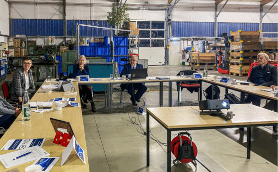 Konferenssi KÜBLER-Hallenheizungenin toimipisteen rakennuksessa Dresdenissä.