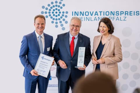 Preisträger mit Innovationspreis und Urkunde