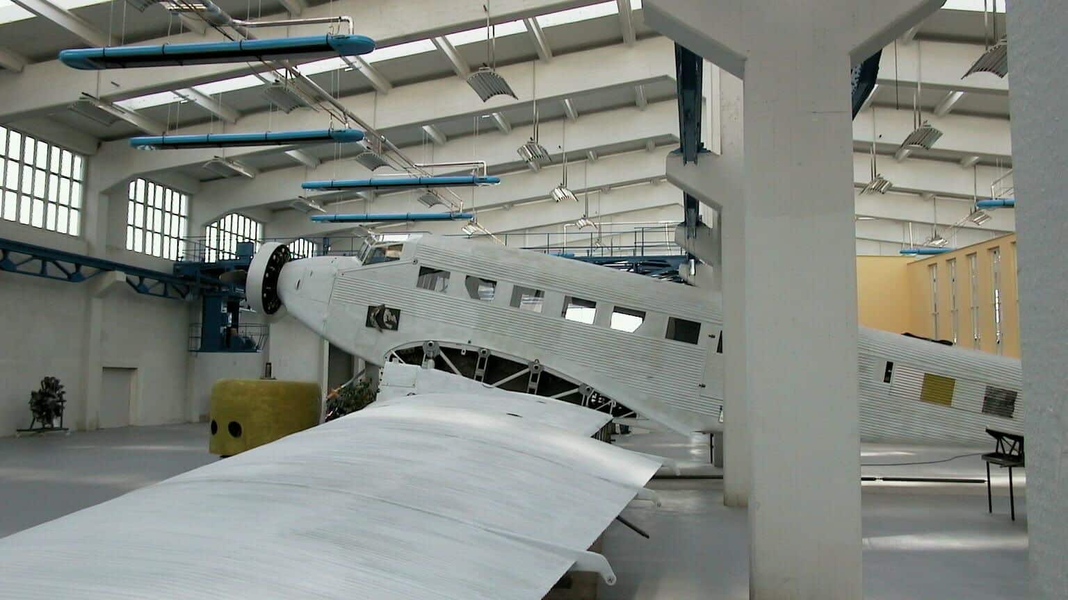 Flugzeugausstellung in großem Hangar.