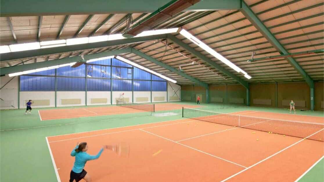 Menschen spielen Tennis in Halle.