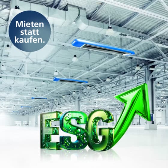 ESG-Schriftzug und Pfeil in Lagerhalle