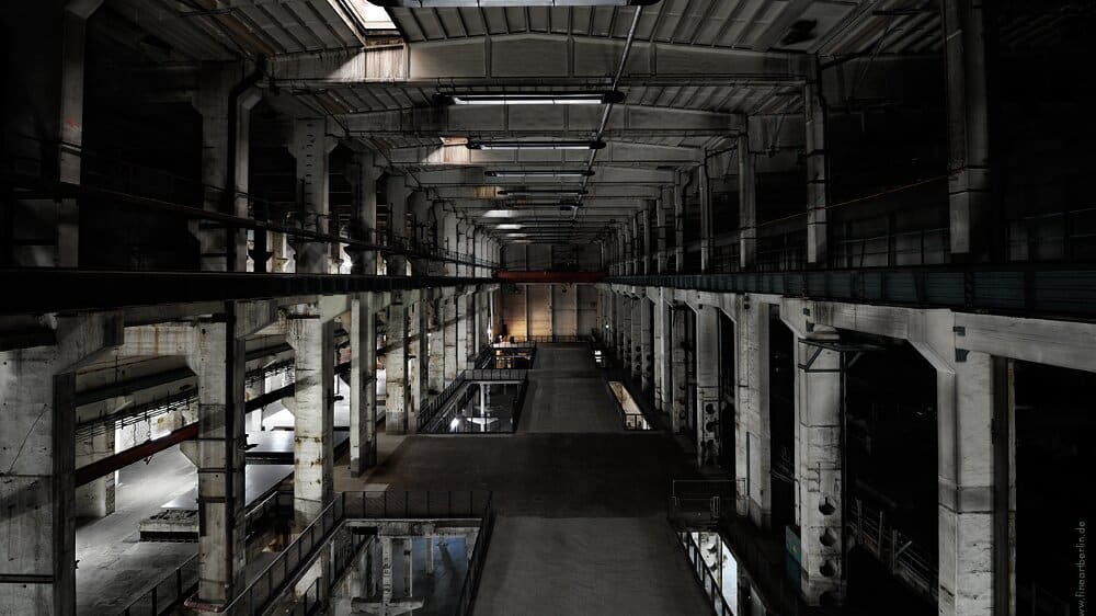 Alte Industriehalle, innen, dunkel und verlassen.