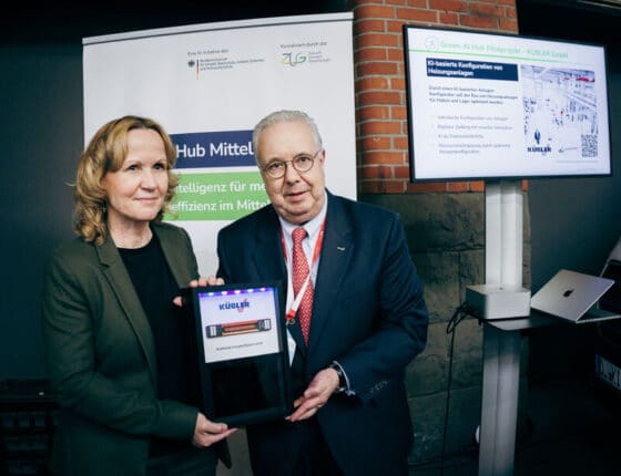 Bundesumweltministerin Steffi Lemke und Thomas Kübler, Geschäftsführer der KÜBLER GmbH, präsentieren auf dem Stand des Green-AI Hub die ersten Ergebnisse des gemeinsamen KI-Pilotprojektes.