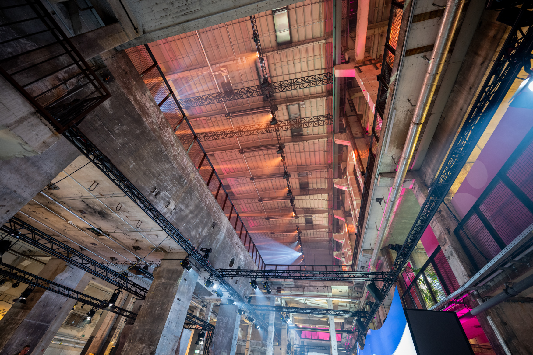 View into the almost 30-meter-high hall complex with the black-painted Optima infrared hall heaters from KÜBLER.