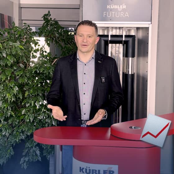 Man speaks at the lectern at 'Kübler Futura'