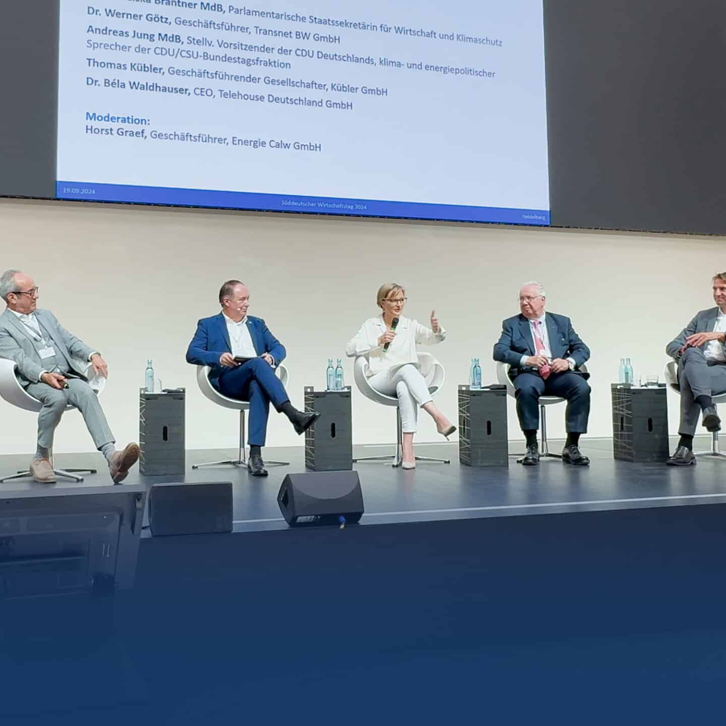 Diskussionsrunde auf Konferenz mit fünf Teilnehmern