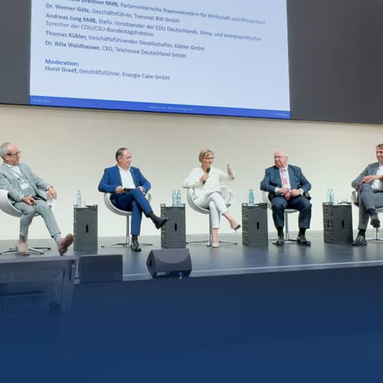 Diskussionsrunde på konference med fem deltagere