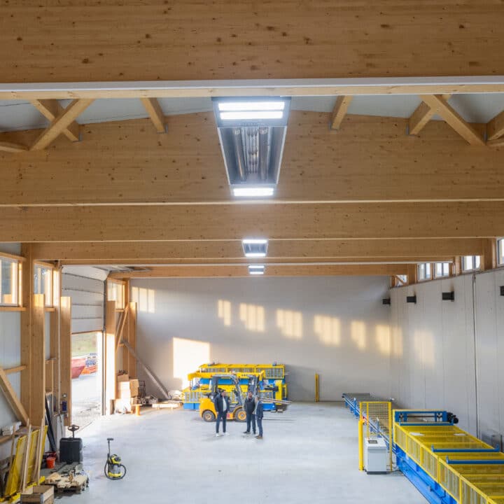 Bright, wide industrial hall with wooden ceiling and appliances