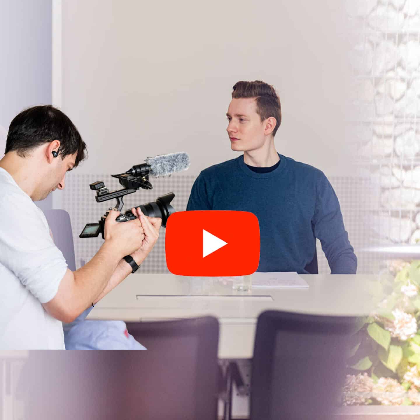 Zwei Männer bei Videoaufnahme mit YouTube-Logo