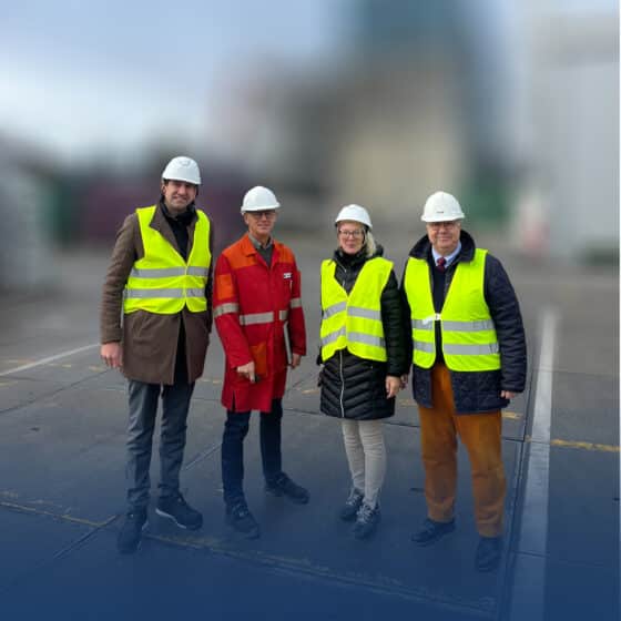 Vier Personen in Schutzausrüstung auf Baustelle