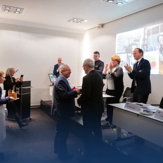 Leute klatschen bei einer Konferenzveranstaltung