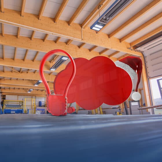 Roter Glühbirnen-Ballon in einer Werkstatt