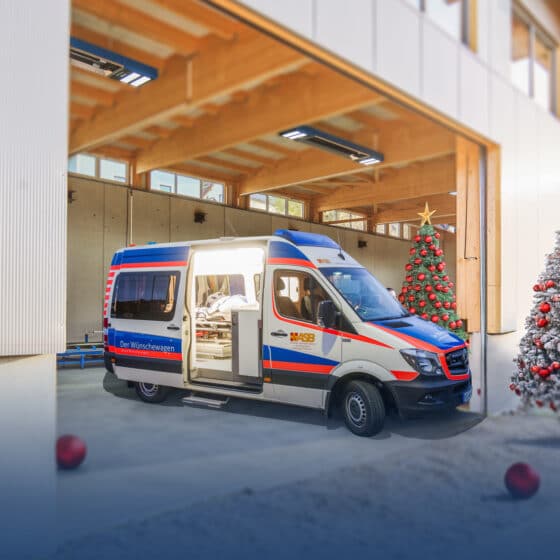 Krankenwagen vor Weihnachtsbaum in Garage