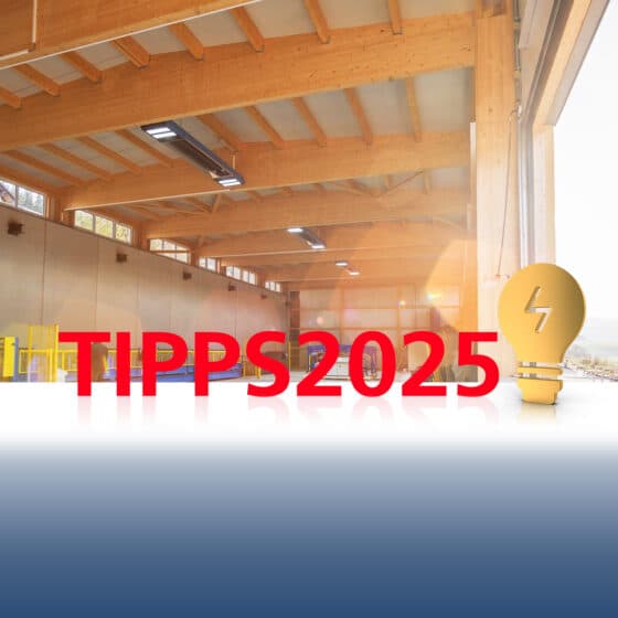 Moderne Halle mit Text 'TIPPS2025' und Glühbirnen-Symbol