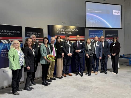 Gruppenfoto von Unternehmensmitarbeitern bei einer Veranstaltung