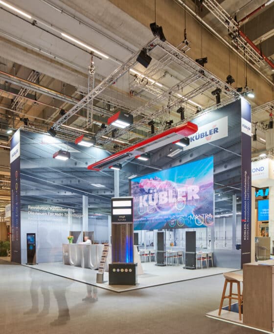 Messestand von Kübler mit Hightech-Displays und Produkten